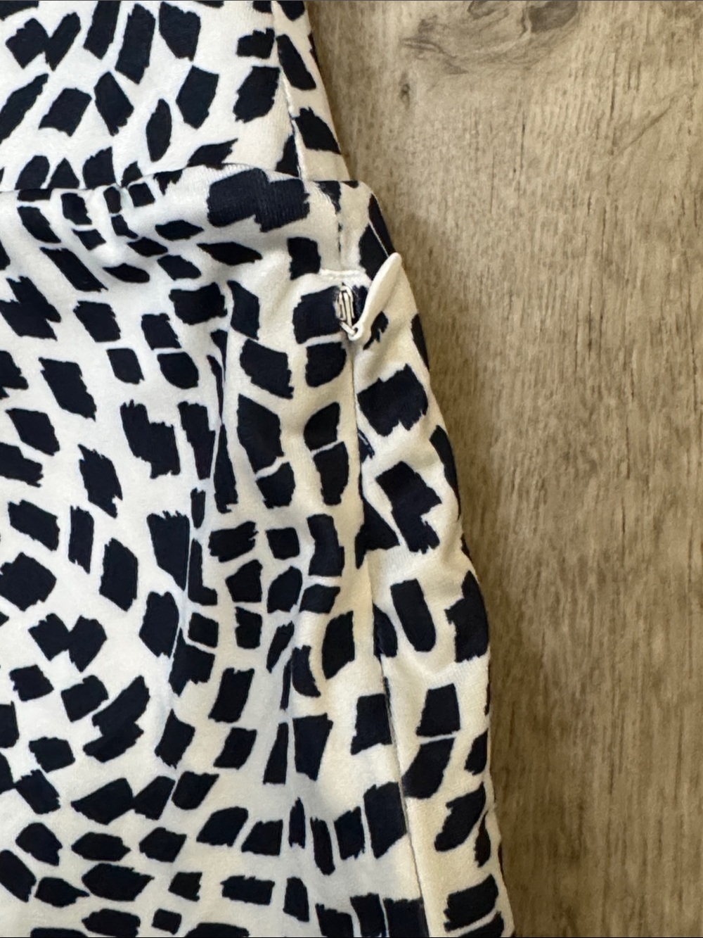Chico's Black and White Abstract Print Mini Skirt size Chicos 2 or 12 - Picture 9 of 10